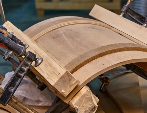 Jak powstaje łuk z drewna klejonego? Technologia i zastosowania