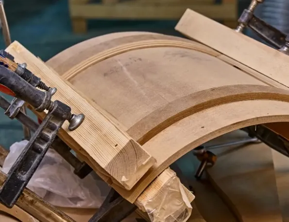 Jak powstaje łuk z drewna klejonego? Technologia i zastosowania