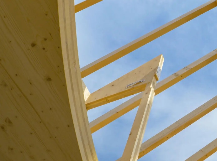 Drewno klejone a prefabrykacja budynków