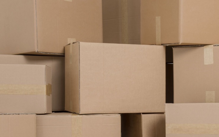 Jakie koszty wiążą się ze zmianą plastiku na opakowania kartonowe w firmach?