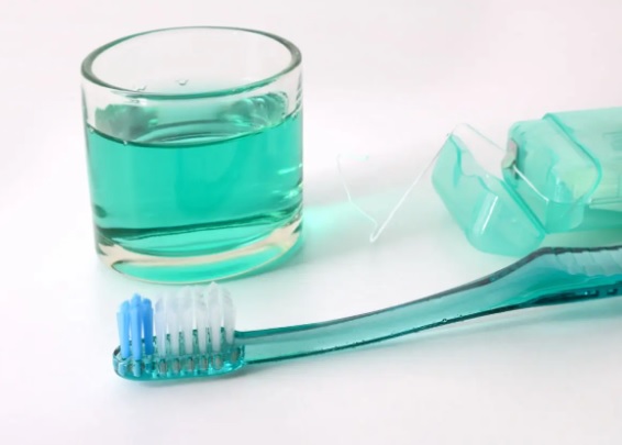 Kiedy warto sięgnąć po płyn do płukania jamy ustnej z chlorheksydyną?