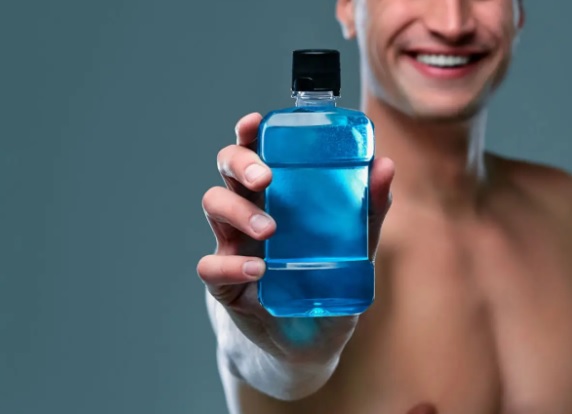 Jakie są różnice między chlorheksydyną a innymi składnikami płynów do płukania ust?