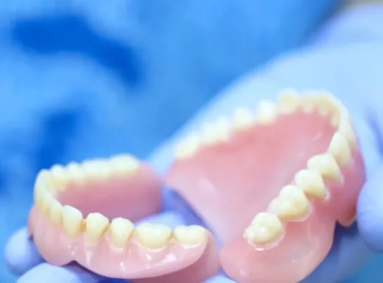 Czy osoby z protezami muszą częściej odwiedzać dentystę?