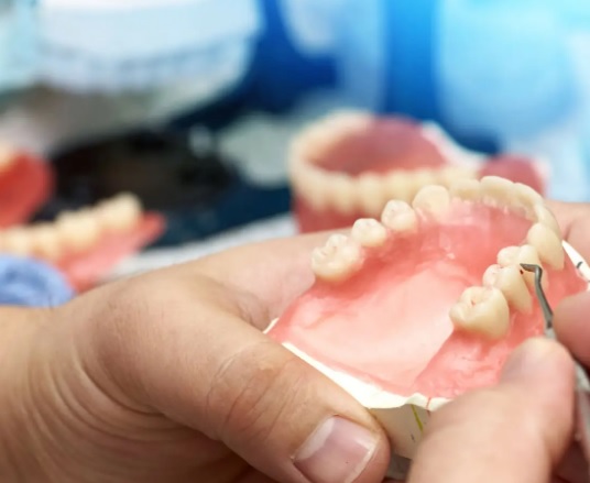 Jak przygotować się do pierwszej wizyty u protetyka?