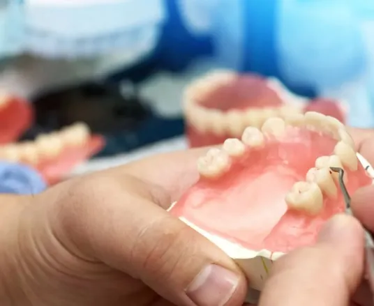 Jak przygotować się do pierwszej wizyty u protetyka?